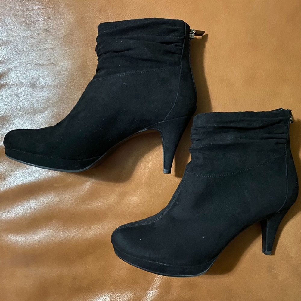 Bandolino Mayten black ankle booties